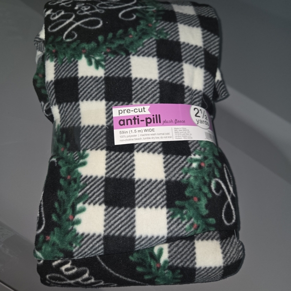 Black and White Checkered Fleece Blanket - Picture 5 of 5